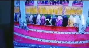 Terekam CCTv, Wanita di Pekanbaru Curi Tas dan Handphone Jemaah saat Salat Subuh di Masjid