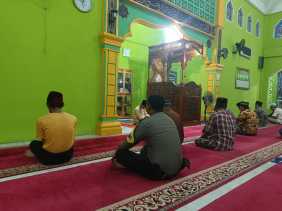 Polsek Tempuling Perkuat Pemahaman Pemilu Damai Melalui Salat Subuh Keliling