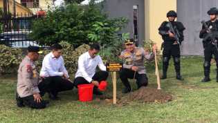 Kabareskrim Tanam Pohon Gaharu di Polda Riau, Komitmen Polri Dukung Pelestarian Lingkungan