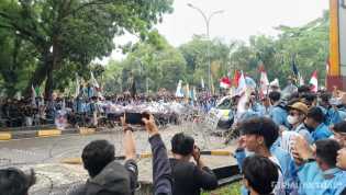 Massa di Depan DPRD Riau Mulai Rusak Kawat Berduri, Teriakan Reformasi Bergema