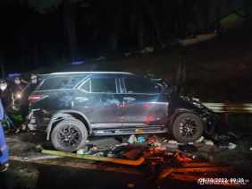 Colt Diesel Terguling Ditabrak Fortuner, 2 Orang Tewas di Tol Permai