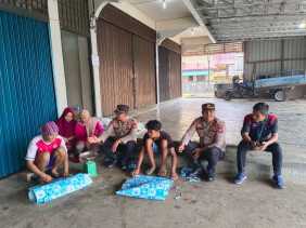 Polsek Pulau Burung Sambangi Pekerja Toko Edukasi Pemilu Damai 2024