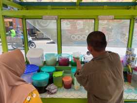 Cuaca Panas Jadi Berkah, Omzet Es Tebak di Pekanbaru Melonjak