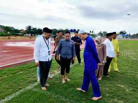 Bersama Wali Kota, Ketua PWI Dumai Tinjau Progres Pembangunan Stadion