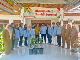 Mahasiswa KKN Universitas Riau Tanam 75 Bibit Pohon Buah di Desa Koto Tandun