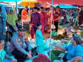 Kapolsek TPTM Cek Pasokan Pangan dan Sampaikan Pesan Pilkada Damai