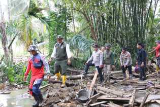 Menhut dan Kapolda Riau Turun ke Agam untuk Evakuasi Korban Bencana