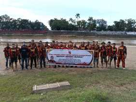 Pemuda Pancasila di Kuansing Bersihkan Sungai Kuantan Sambut Hari Kesaktian Pancasila