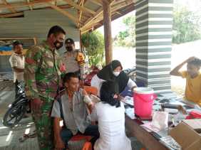 Polsek Langgam Terus Lakukan Vaksinasi untuk Lansia 