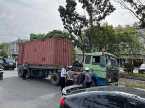 Truk Dilarang Masuk Kota, Tilang Mulai Dilakukan Petugas Gabungan di Pekanbaru