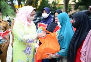 Wujud Kepedulian Kepada Masyarakat Kurang Mampu, PKK Riau Kembali Berikan Bantuan Sembako