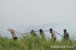 Di Tengah Kepungan Asap, Kapolres Rokan Hilir Berjibaku Padamkan Karhutla di Bangko Permata