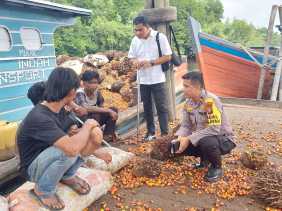 Kompol Syahrizal Ajak Buruh Sawit Sukseskan Pemilu