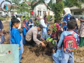 Polsek Bangko Pusako Tanam Pohon Bersama Siswa PAUD, Dukung Program Green Habits Policing