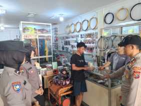 Sat Binmas Polres Bengkalis Ajak Masyarakat Pasar Sukaramai Berpartisipasi Aktif dalam Pemilukada 2024