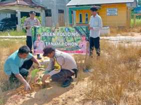 Hijaukan Rohil, Polsek Rimba Melintang dan Warga Seremban Jaya Tanam Pohon