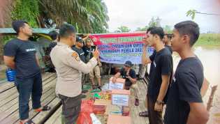 Masih Dilanda Banjir, Warga Pulau Gajah Dikunjungi Polres Inhu