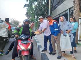 PT BSP, SKK Migas, dan PWI Riau Bagikan Makanan Berbuka Puasa Secara Gratis