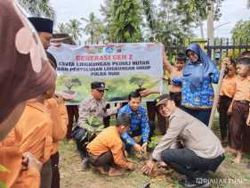 Green Policing, Polsek Rimba Melintang Tanam Pohon Bersama Siswa SD di Rohil