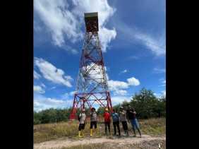 Deteksi Dini Karhutla, Kapolsek Tanah Putih Tanjung Melawan dan PT RUJ Lakukan Pengecekan Menara Api