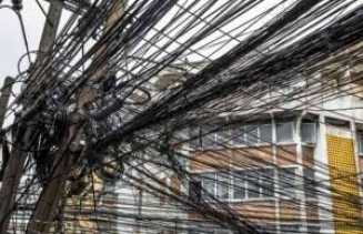 Diduga Akibat Kabel Liar Menjuntai, Pengendara Sepeda Motor Terjatuh Depan Kantor KPU Bengkalis