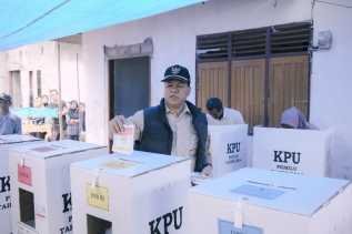 Bupati Kuansing Mencoblos di TPS 01 Desa Pulau Panjang Hulu