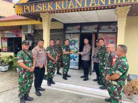 Hari Bhayangkara ke-79, Koramil 07 Kuantan Hilir Sambangi Polsek untuk Perkuat Sinergi TNI-Polri