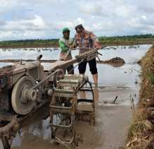 Bantu Petani Bajak Sawah Sambil 'Ngopimas', Polsek Bungaraya ajak Warga Ciptakan Pemilu Damai dan Berintegritas