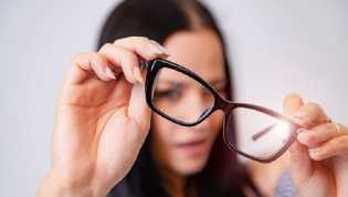 Apa Benar Mata Minus Makin Parah karena Sering Lepas Kacamata?