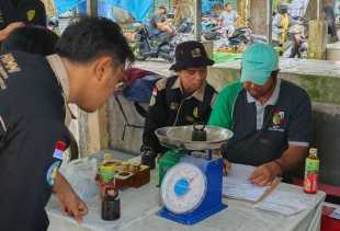 Disperindag Dapati Sejumlah Timbangan Pedagang Rusak Saat Tera Ulang di Pasar Palapa