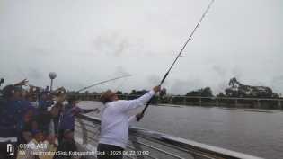 Bupati Siak Alfedri Membuka Lomba Mancing Festival Sungai Siak di Turap Singapore