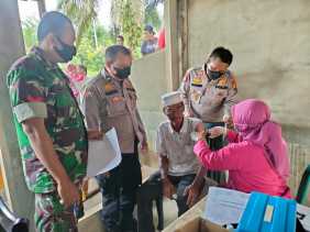Kapolsek Bandar Sei Kijang Tinjau Vaksinasi di Desa Kiab Jaya