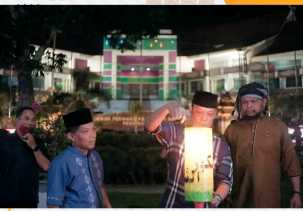 Menyambut Bulan Suci Ramadhan, Sekretariat DPRD Riau Nyalakan Lampu Colok