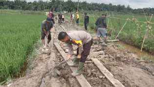 Cooling System, Bersama Warga Polsek Kempas Gotong Royong Perbaiki Jalan Rusak