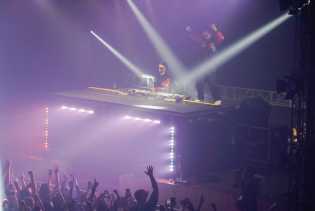 Tampil Memukau, Yellow Claw Hipnotis Ribuan Penonton di Pekanbaru