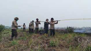 Karhutla di Bangko Pusako, Polsek dan Brimob Riau Lakukan Pendinginan di Lahan 100 Hektar