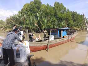 Kotak dan Surat Suara Hasil Pemilu 2024 Tiba di Kantor PPK Sungai Sembilan, Dijaga Ketat