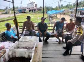 Cipta Kondisi Aman, Bripka Bayu Kunjungi Warga Kuala Sebatu Jelang Pilkada 2024