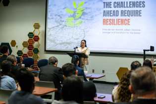 Puan Bicara Isu Kesetaraan Gender di Konferensi Internasional Kampus CSU Sacramento AS