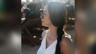 Potret Aura Kasih Pakai Dress Mini Nikmati Senja di Pantai