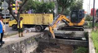 Cegah Banjir, Pemko Pekanbaru Intensifkan Pengerukan Drainase Jalan Arifin Ahmad