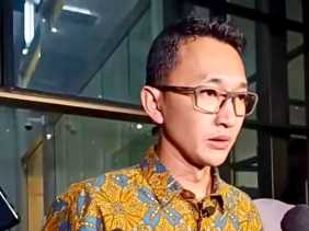 KPK Sita Dokumen dan Uang Usai Geledah Rumah dan Kantor Bupati Inhu