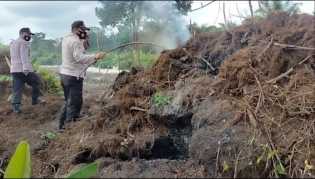 Polsek Pangkalan Kerinci Lakukan Upaya Pemadaman Asap di Jalan Lingkar