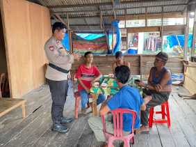 Briptu Agus Syaputra Sambangi Masyarakat Desa Penjuru dalam Program Cooling System