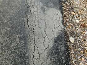 Baru Selesai Akhir Tahun, Jalan Aspal di Kuansing Hancur Seperti Kue Kering