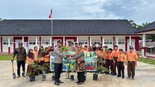Polsek Bangko Pusako Tanam Pohon Bersama Siswa SD 007, Dukung Program Green Habits Policing