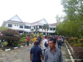 Pj Sekda Kuansing Kumpulkan Camat dan Kades, Massa Blokir Akses Masuk Kantor Bupati