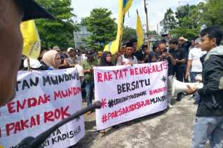 Mahasiswa dan Sopir Truk Geruduk Kantor Dishub Bengkalis, Tuntut Kadishub Mundur