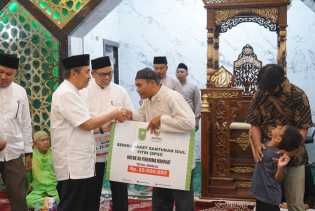 Serahkan Bantuan Saat Safari Ramadan, Gubri Syamsuar : Semoga Bermanfaat