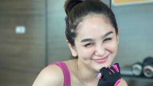 Kenakan Sportwear Pink, Hana Hanifah Pamer Body Goals Makin Seksi